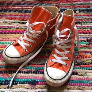 SPRING (attention grabbing) Converse.